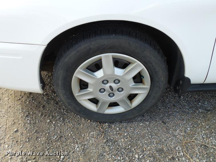 image for item L2537 2006 Ford Taurus SE