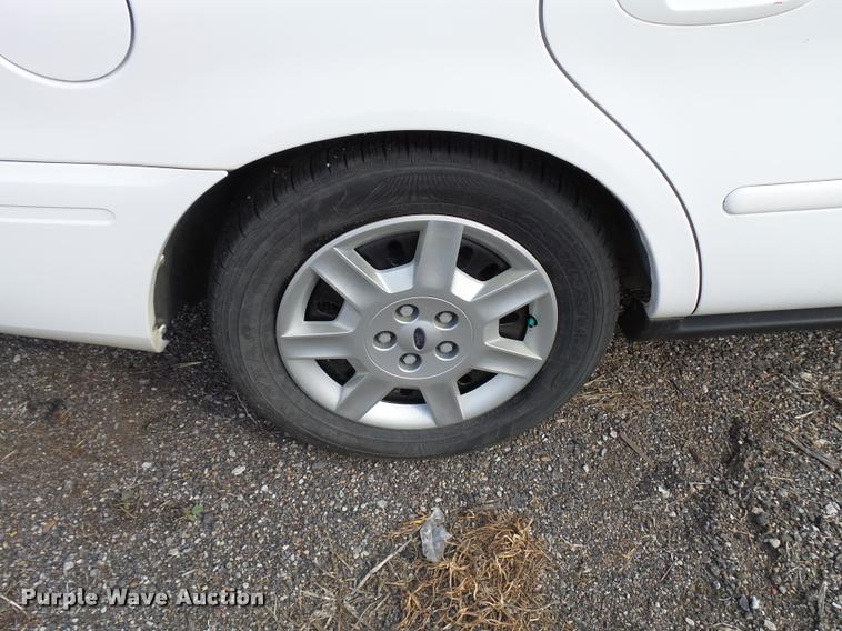 image for item L2537 2006 Ford Taurus SE