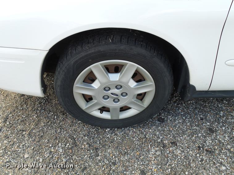 image for item L2538 2006 Ford Taurus SE