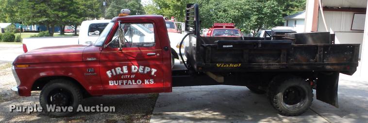 image for item AG9416 1975 Ford F350 pickup truck cab and chassis