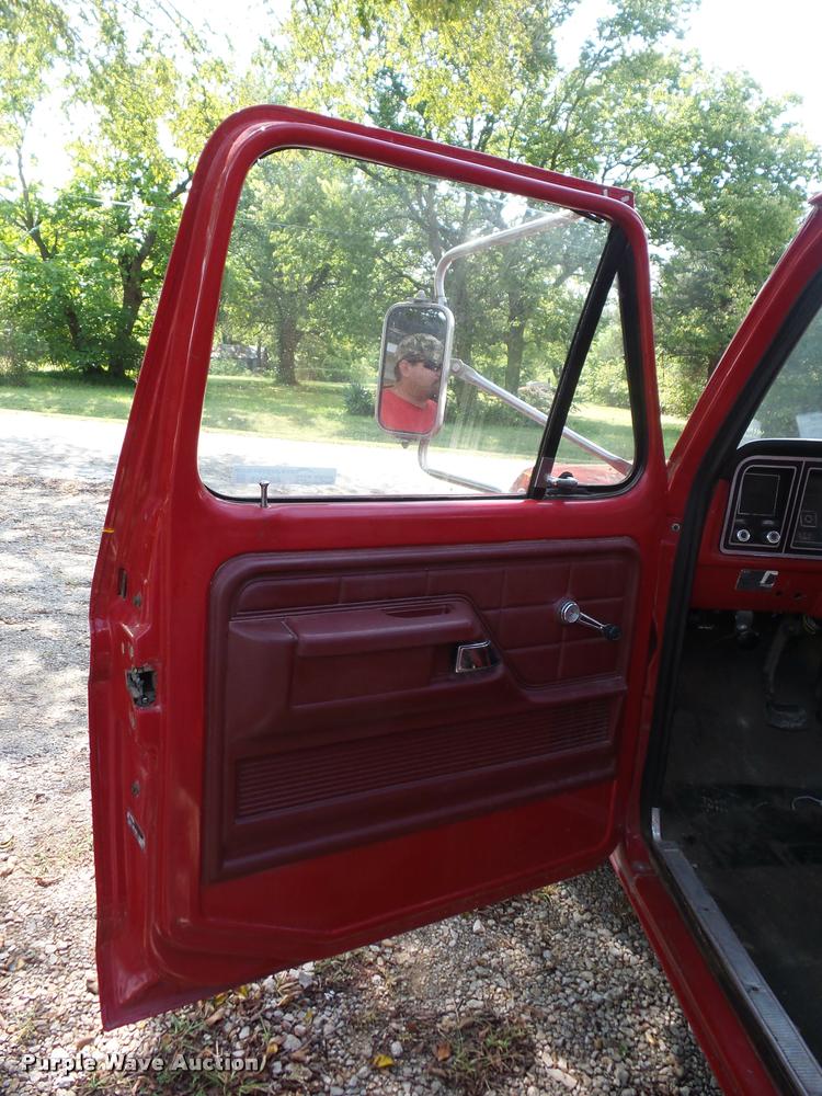 image for item AG9416 1975 Ford F350 pickup truck cab and chassis