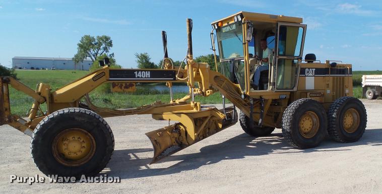 image for item BZ9798 1999 Caterpillar 140H motor grader