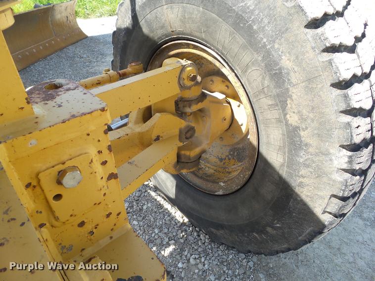 image for item BZ9798 1999 Caterpillar 140H motor grader