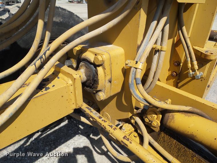 image for item BZ9798 1999 Caterpillar 140H motor grader