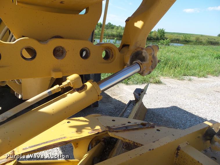 image for item BZ9798 1999 Caterpillar 140H motor grader