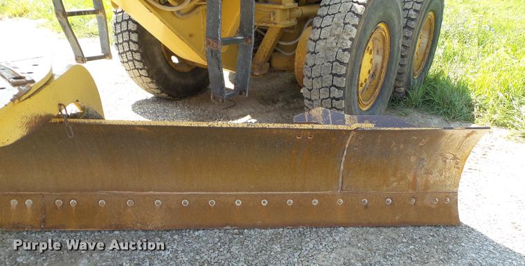 image for item BZ9798 1999 Caterpillar 140H motor grader