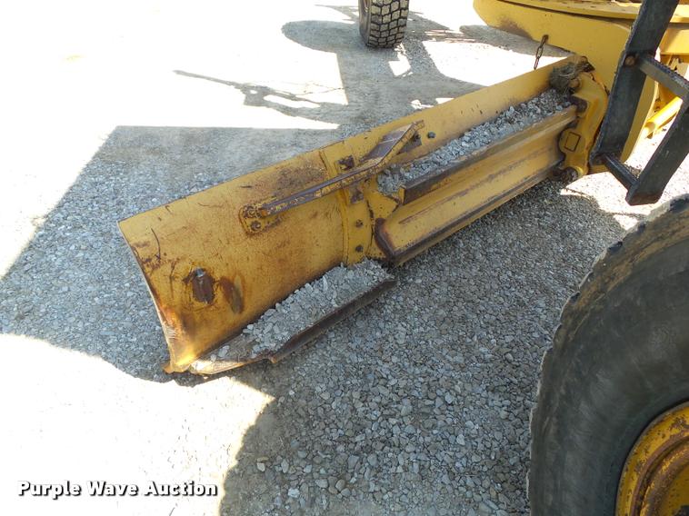 image for item BZ9798 1999 Caterpillar 140H motor grader