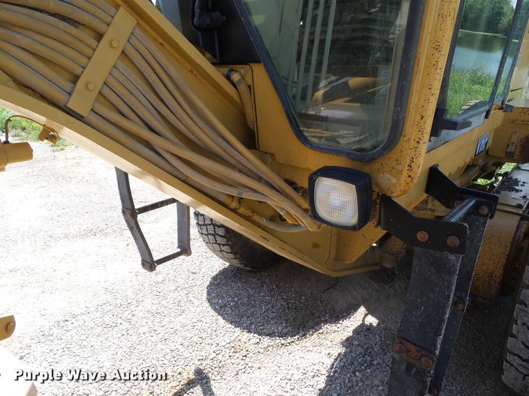 image for item BZ9798 1999 Caterpillar 140H motor grader