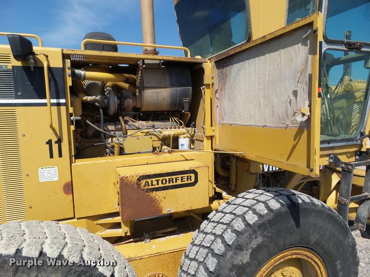 image for item BZ9798 1999 Caterpillar 140H motor grader