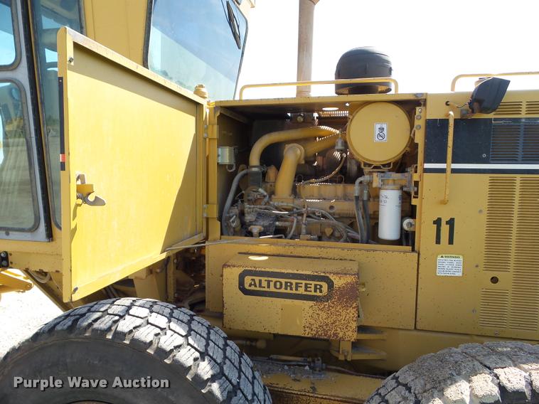 image for item BZ9798 1999 Caterpillar 140H motor grader