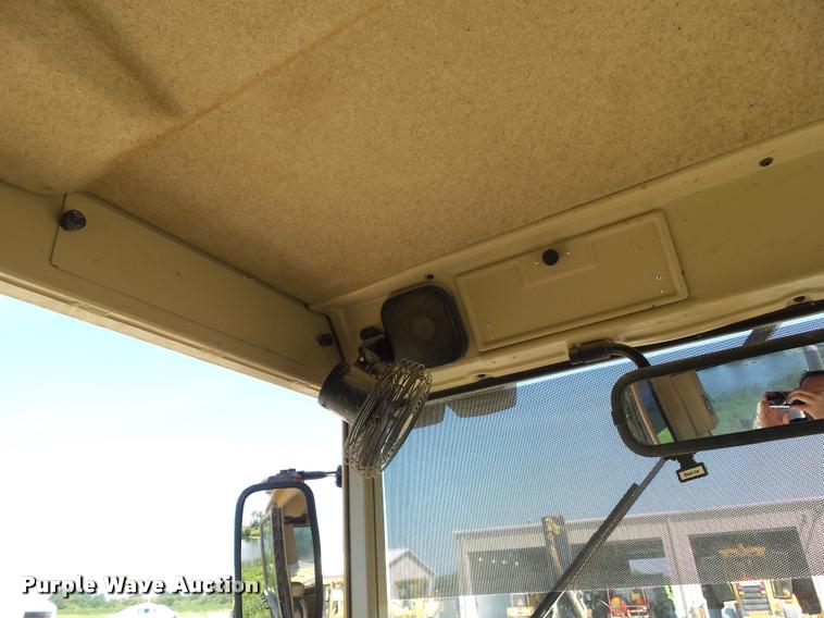 image for item BZ9798 1999 Caterpillar 140H motor grader