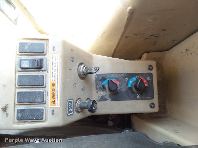 image for item BZ9798 1999 Caterpillar 140H motor grader