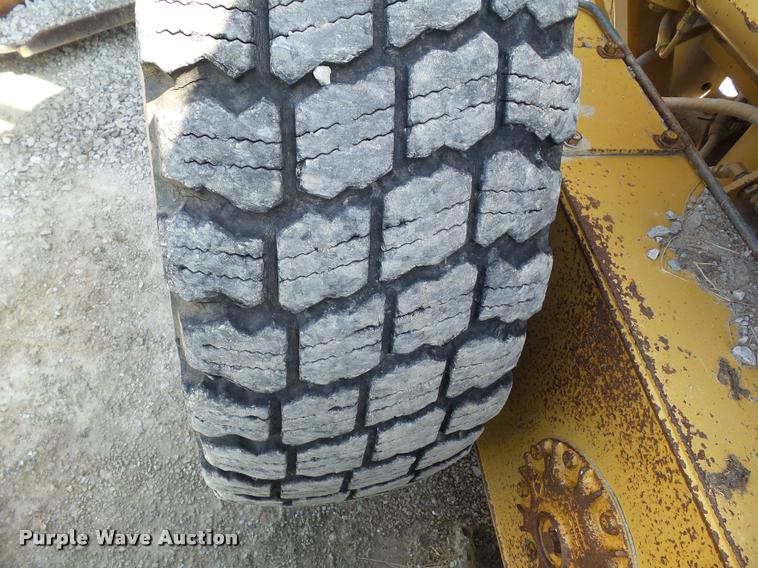 image for item BZ9798 1999 Caterpillar 140H motor grader