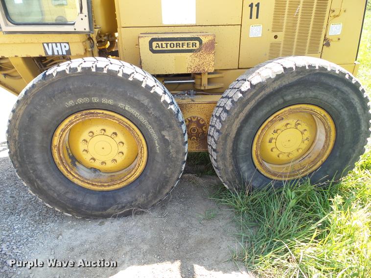 image for item BZ9798 1999 Caterpillar 140H motor grader