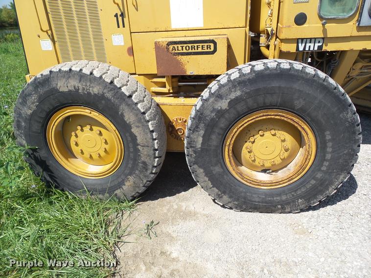 image for item BZ9798 1999 Caterpillar 140H motor grader