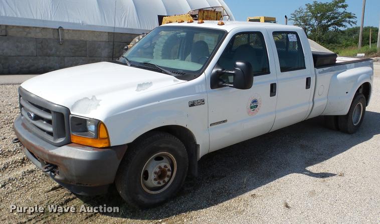 image for item DA8751 2001 Ford F350 Super Duty Crew Cab pickup truck