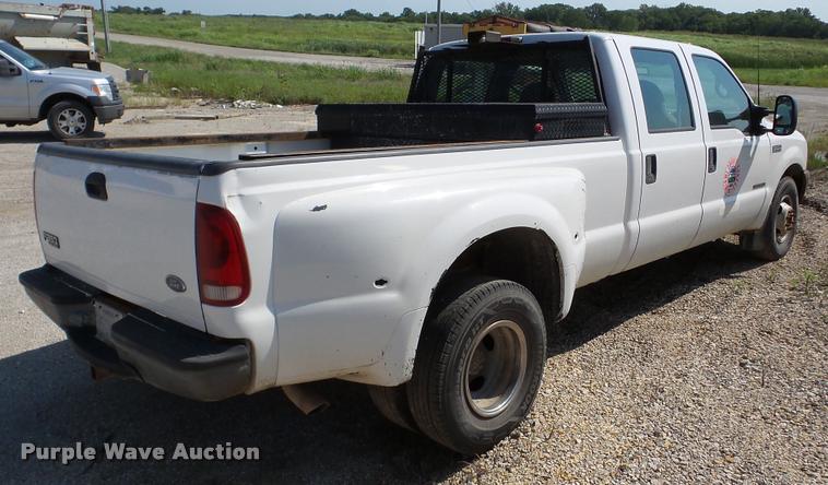 image for item DA8751 2001 Ford F350 Super Duty Crew Cab pickup truck