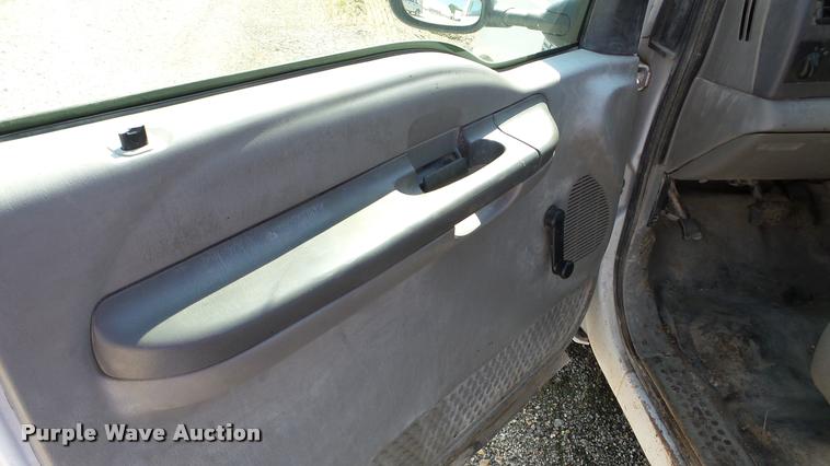 image for item DA8751 2001 Ford F350 Super Duty Crew Cab pickup truck