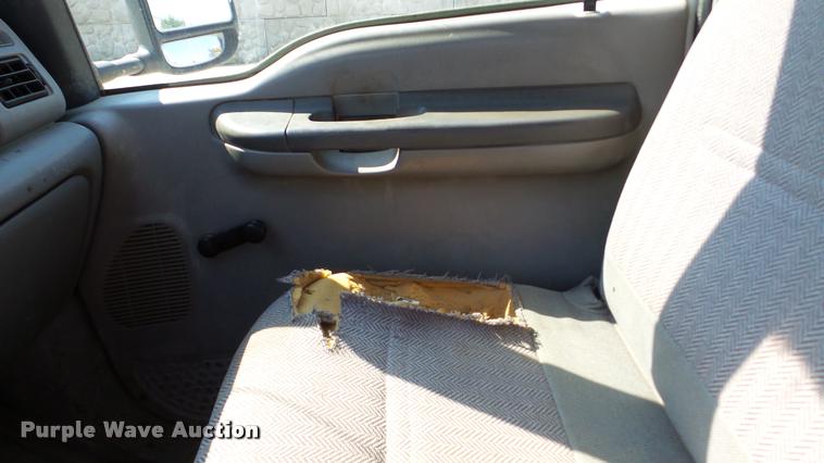 image for item DA8751 2001 Ford F350 Super Duty Crew Cab pickup truck