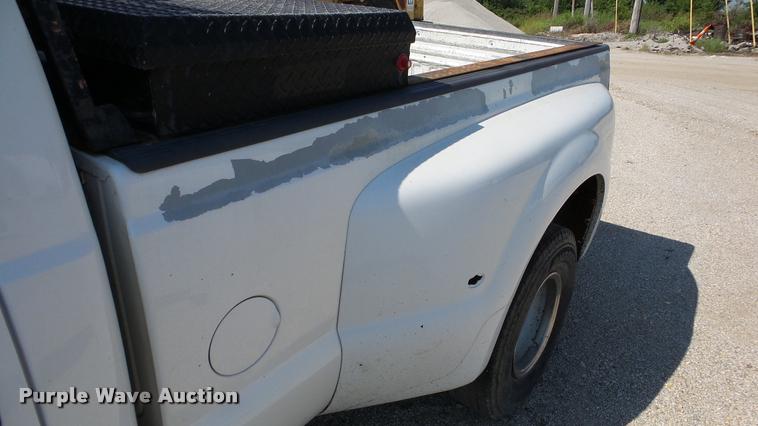 image for item DA8751 2001 Ford F350 Super Duty Crew Cab pickup truck