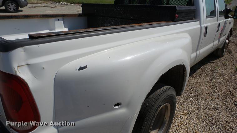 image for item DA8751 2001 Ford F350 Super Duty Crew Cab pickup truck
