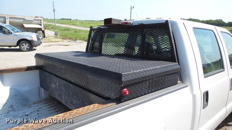image for item DA8751 2001 Ford F350 Super Duty Crew Cab pickup truck