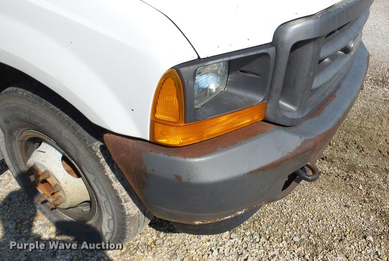 image for item DA8751 2001 Ford F350 Super Duty Crew Cab pickup truck