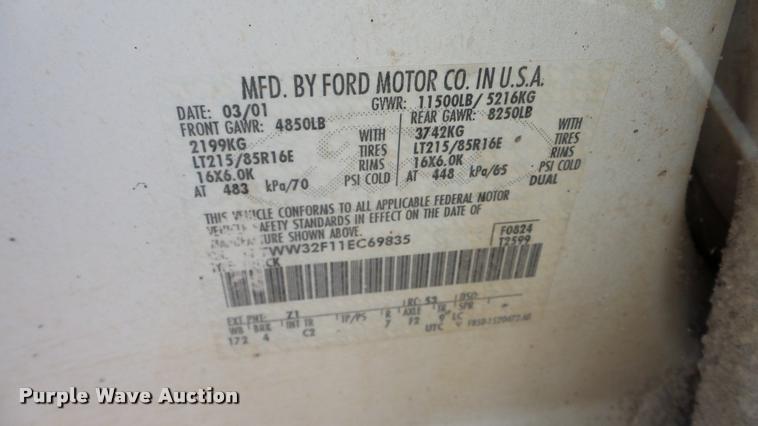 image for item DA8751 2001 Ford F350 Super Duty Crew Cab pickup truck