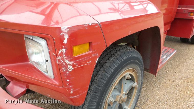 image for item DA8849 1980 Ford 600 bucket truck