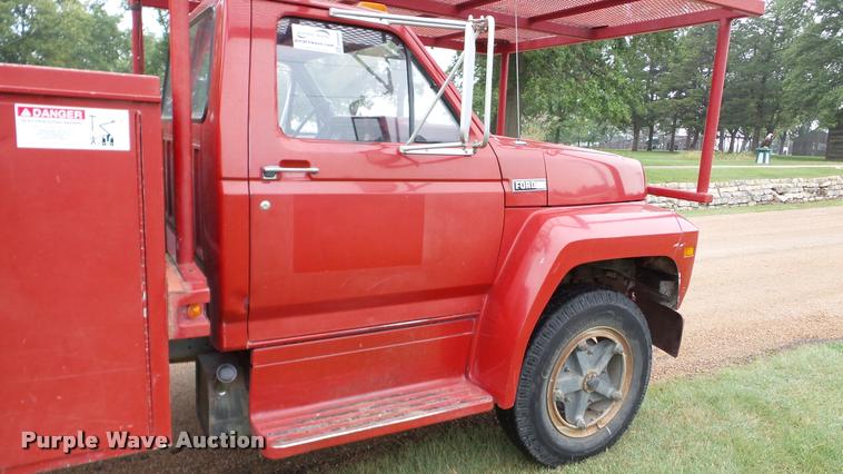 image for item DA8849 1980 Ford 600 bucket truck