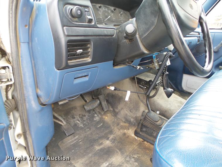 image for item K2092 1996 Ford F250 XL HD pickup truck