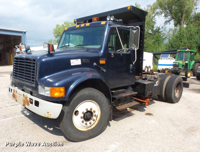 image for item K3526 2002 International 4900 truck cab and chassis