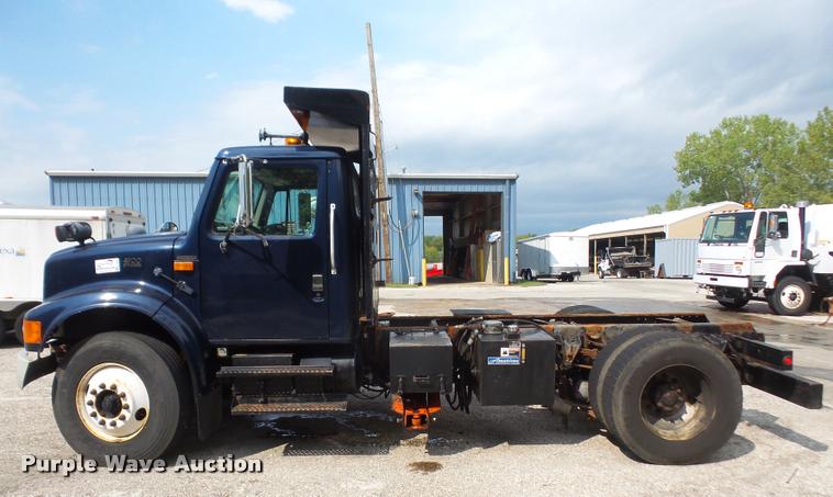 image for item K3526 2002 International 4900 truck cab and chassis