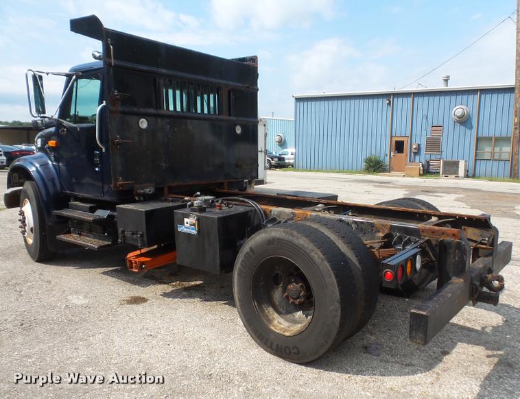 image for item K3526 2002 International 4900 truck cab and chassis