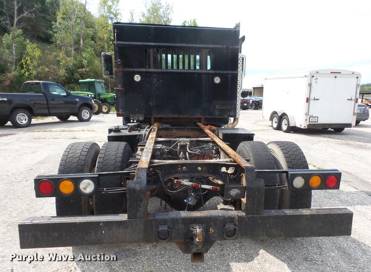 image for item K3526 2002 International 4900 truck cab and chassis