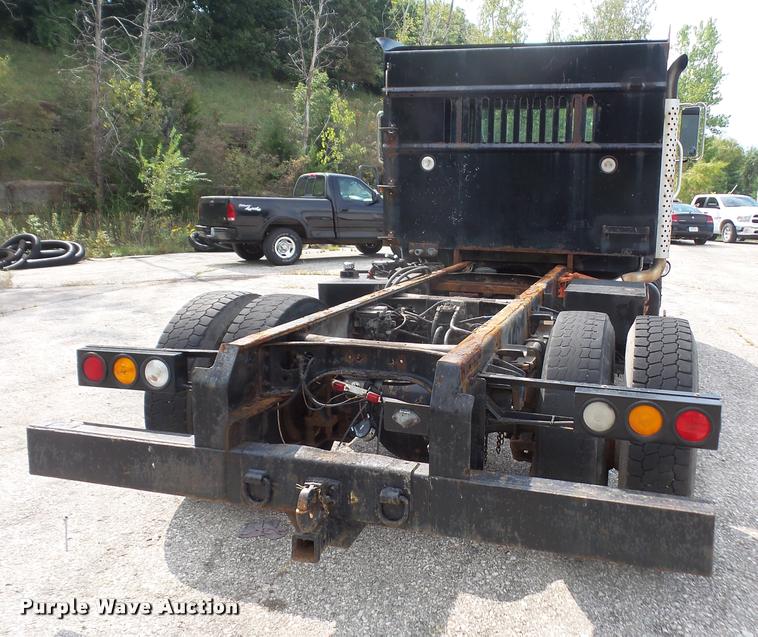 image for item K3526 2002 International 4900 truck cab and chassis