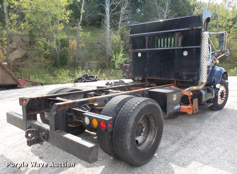 image for item K3526 2002 International 4900 truck cab and chassis