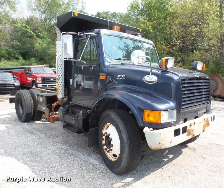 image for item K3526 2002 International 4900 truck cab and chassis