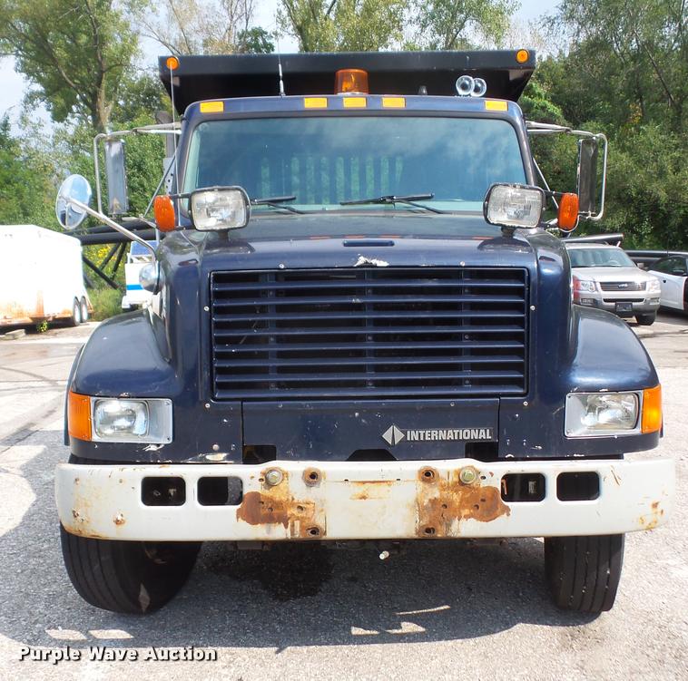image for item K3526 2002 International 4900 truck cab and chassis
