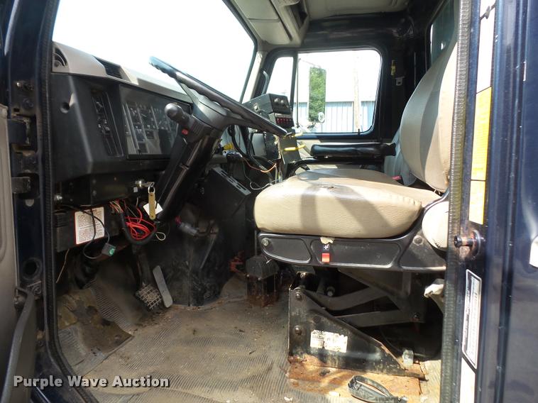 image for item K3526 2002 International 4900 truck cab and chassis