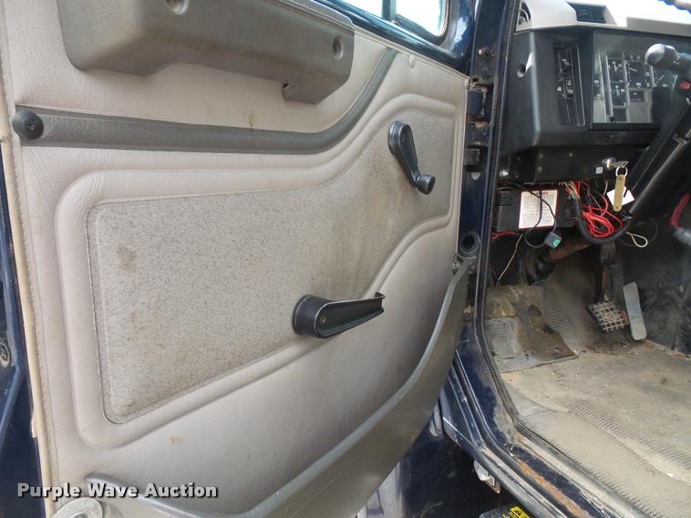 image for item K3526 2002 International 4900 truck cab and chassis