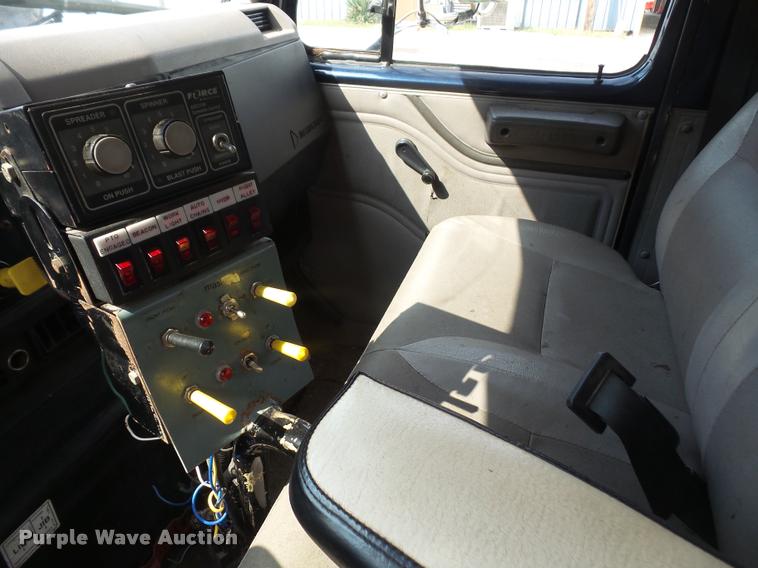 image for item K3526 2002 International 4900 truck cab and chassis