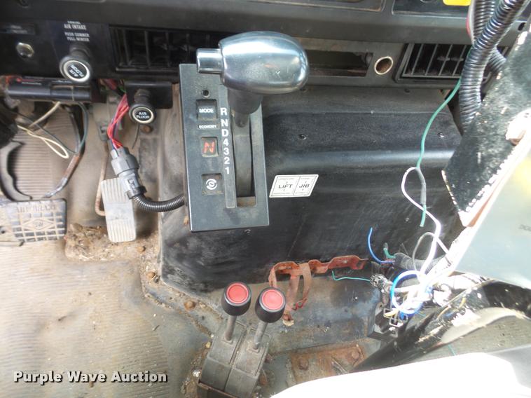 image for item K3526 2002 International 4900 truck cab and chassis