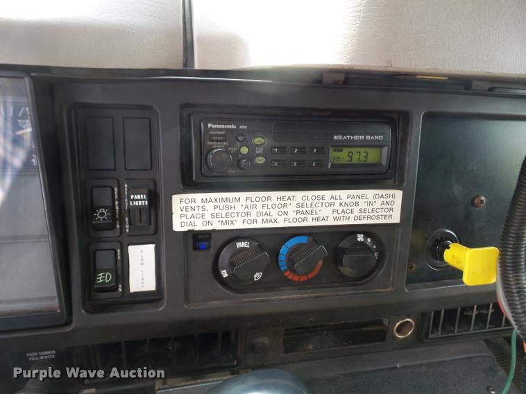 image for item K3526 2002 International 4900 truck cab and chassis