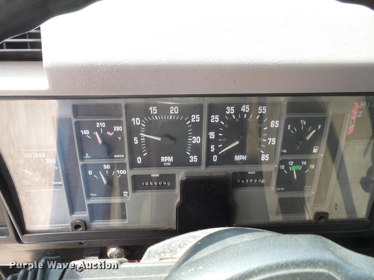 image for item K3526 2002 International 4900 truck cab and chassis