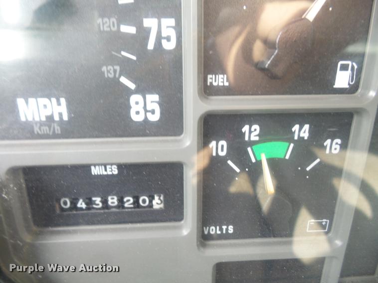 image for item K3526 2002 International 4900 truck cab and chassis