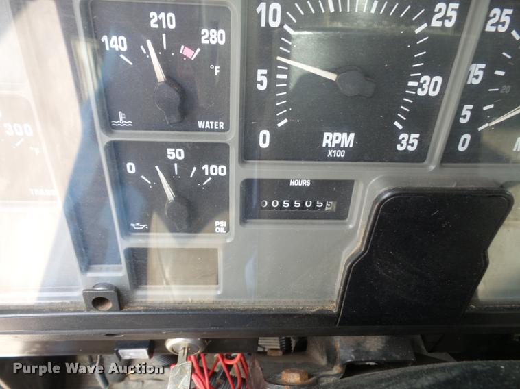 image for item K3526 2002 International 4900 truck cab and chassis