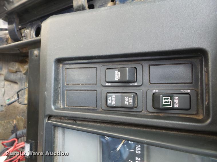 image for item K3526 2002 International 4900 truck cab and chassis