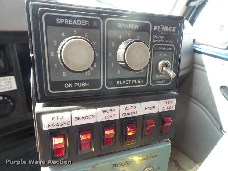 image for item K3526 2002 International 4900 truck cab and chassis