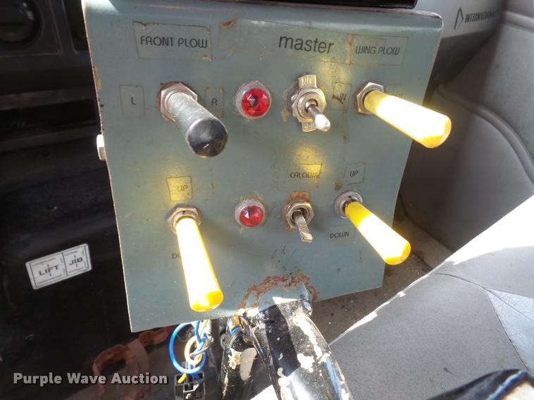 image for item K3526 2002 International 4900 truck cab and chassis